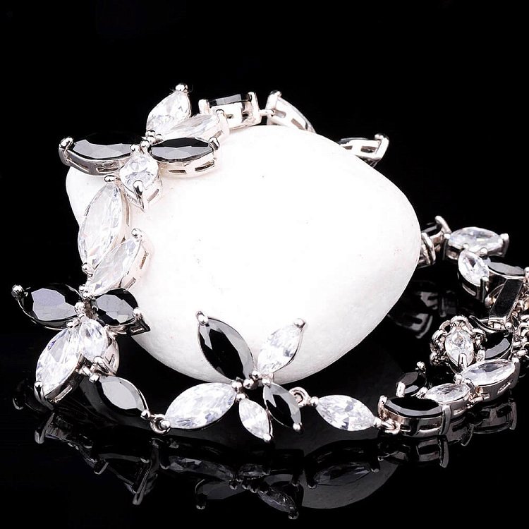 Срібний браслет з фіанітами "Квіточки" 14488 від ювелірного магазину Онікс