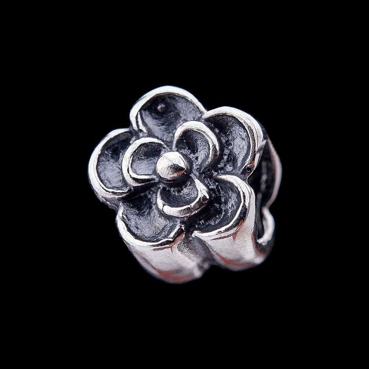 Срібний шарм "Квітка" 132111 від ювелірного магазину Онікс