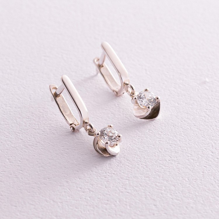 Серебряные серьги с фианитами 12986 от ювелирного магазина Оникс