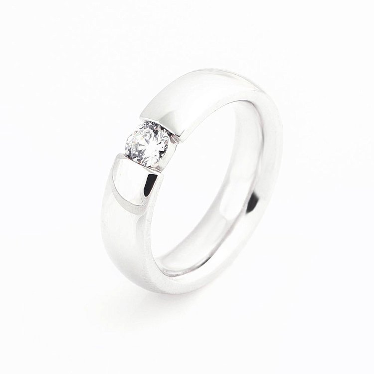 Золотое обручальное кольцо с фианитом обр00175 от ювелирного магазина Оникс