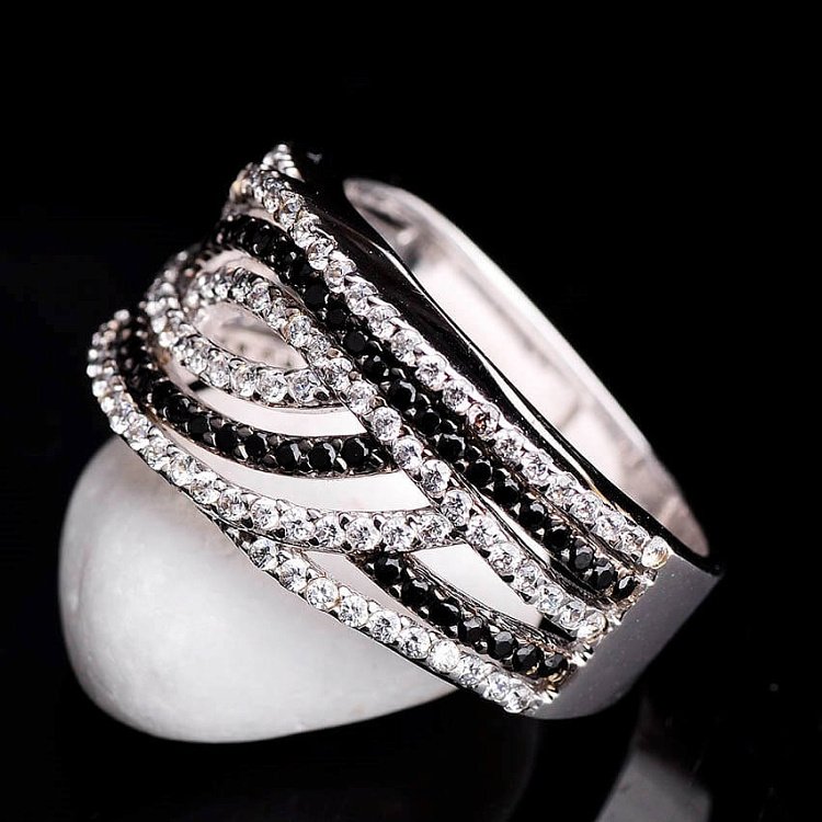 Женское кольцо из белого золота с фианитами к02570 от ювелирного магазина Оникс