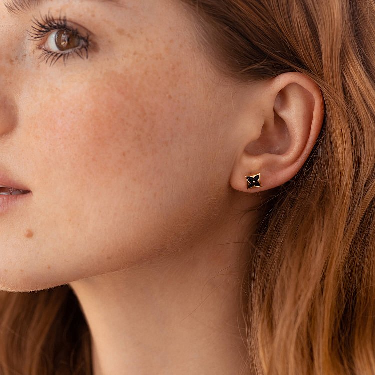 Асиметричні золоті сережки - пусети "Конюшина" (емаль) 311383100 від ювелірного магазину Онікс - 2