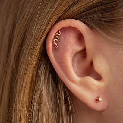 Одиночна золота сережка "Змія" в хрящ вушка з40075к