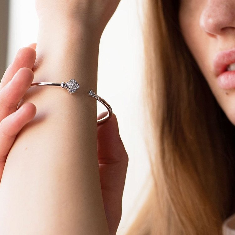 Золотий браслет "Конюшина" з фіанітами б04129 від ювелірного магазину Онікс - 2