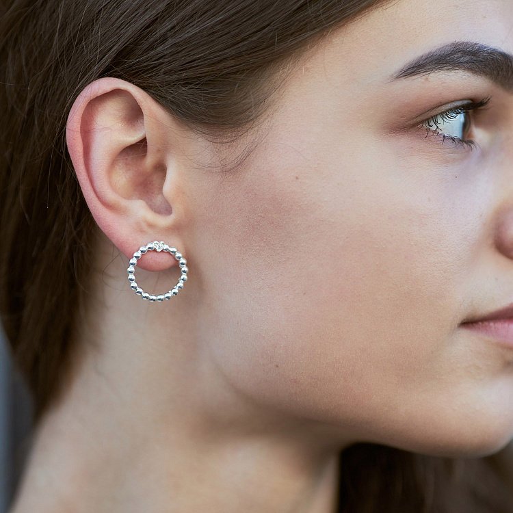 Серебряные серьги - пусеты "Круг з сердечком" 122546 от ювелирного магазина Оникс - 4