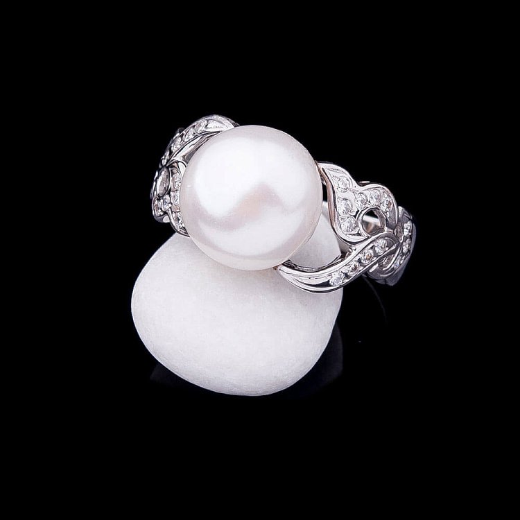 Золота каблучка з культивованими прісноводним перлами к620 від ювелірного магазину Онікс