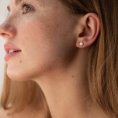 Золотые серьги-пусеты "Сияние" (синт. опал) 6 мм с05475 №3