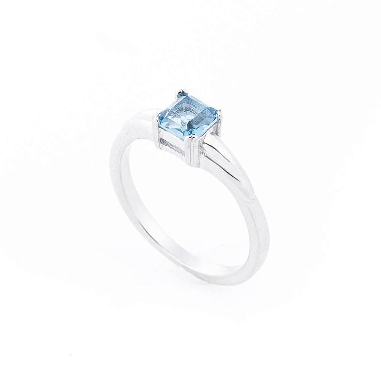 Серебряное кольцо с фианитом 112014 от ювелирного магазина Оникс