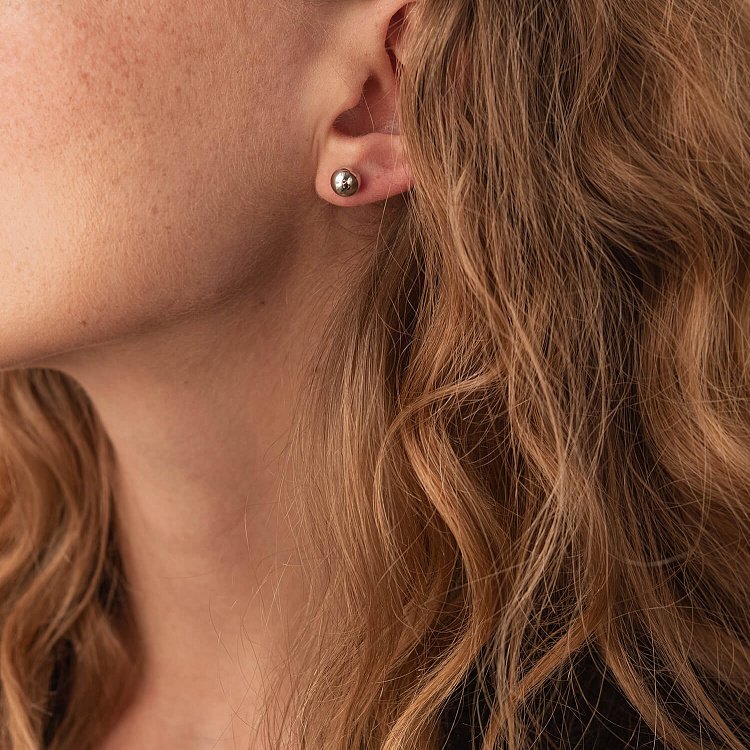 Сережки - пусети "Кульки" у білому золоті (0.7 см) с08057 від ювелірного магазину Онікс - 1