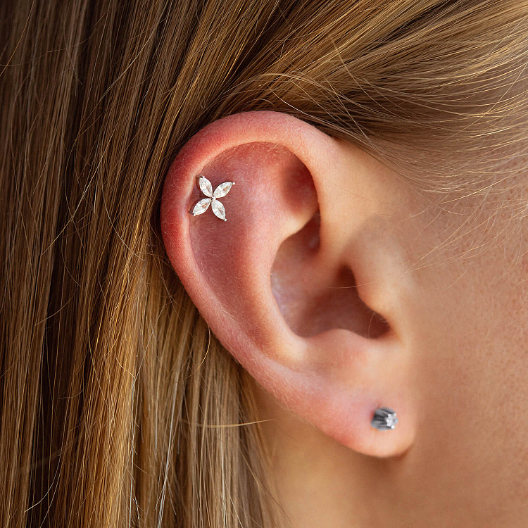 Одиночная серебряная серьга в хрящ ушка "Цветок" 40070 от ювелирного магазина Оникс