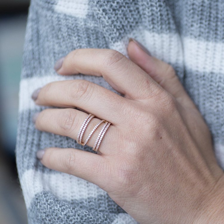 Золота каблучка з фіанітами к05308 від ювелірного магазину Онікс - 4