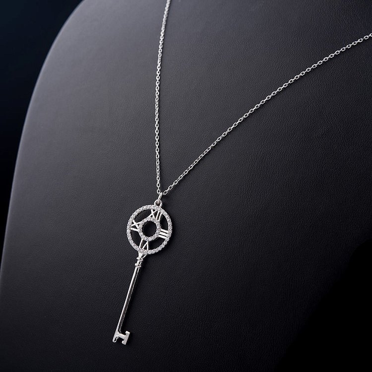 Серебряное колье "Ключик" с фианитами 18475 от ювелирного магазина Оникс