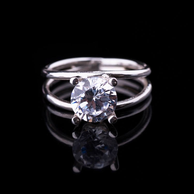 Кольцо с фианитом 11303 от ювелирного магазина Оникс