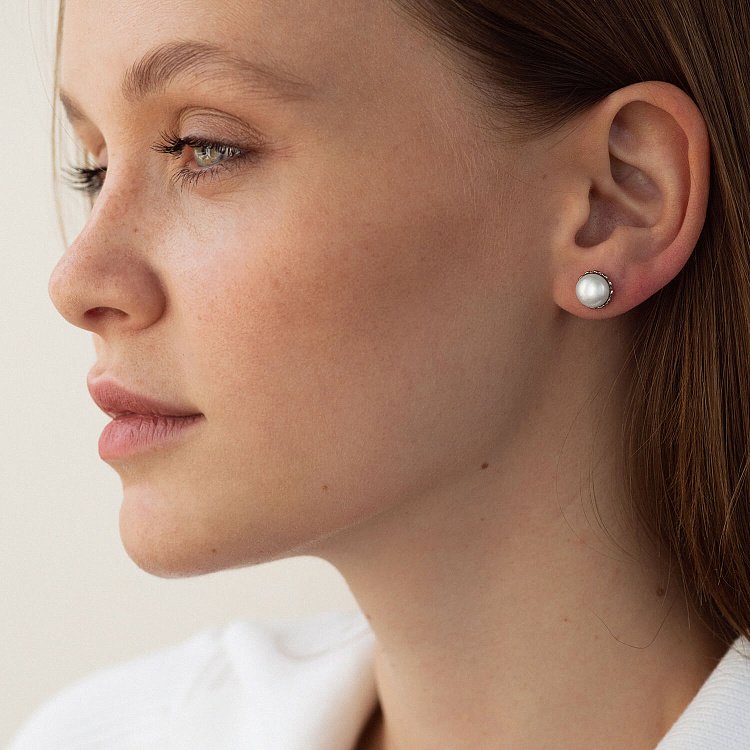 Серьги - пусеты с жемчугом (серебро) 121024 от ювелирного магазина Оникс - 1