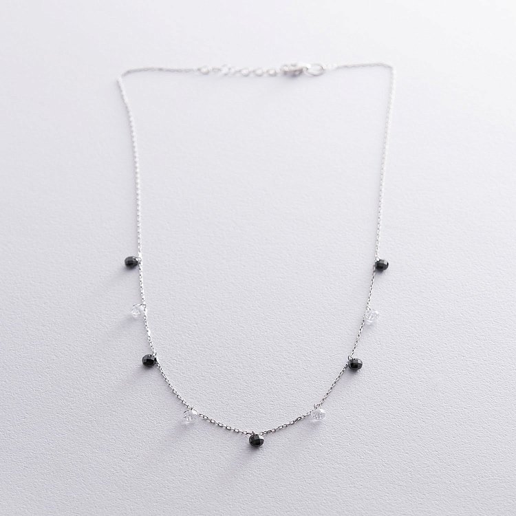 Серебряное колье с черными и белыми фианитами 181030 от ювелирного магазина Оникс