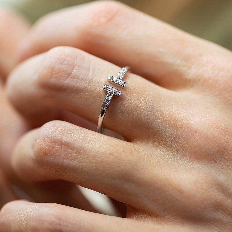 Каблучка "Tina" в білому золоті (фіаніти) к05836 від ювелірного магазину Онікс - 1