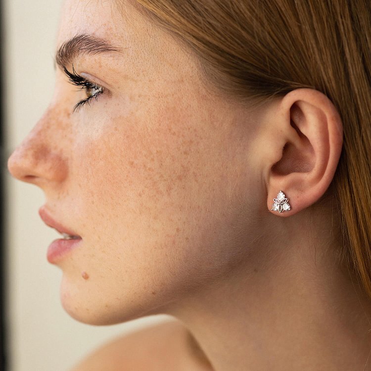 Срібні сережки - пусети з фіанітами 123334 від ювелірного магазину Онікс - 3