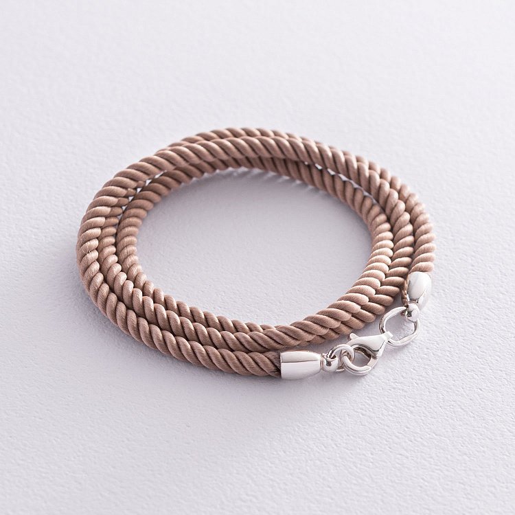 Шелковый бежевый шнурок с гладкой серебряной застежкой (3мм) 18395 от ювелирного магазина Оникс