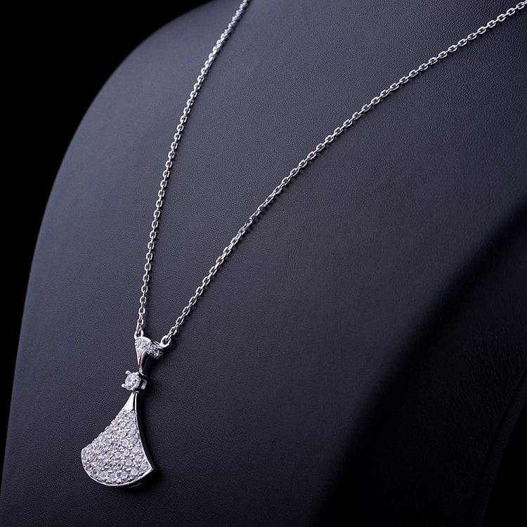 Серебряное колье с фианитами 18256 - 1 Серебряное колье с фианитами 18256 от ювелирного магазина Оникс - 1