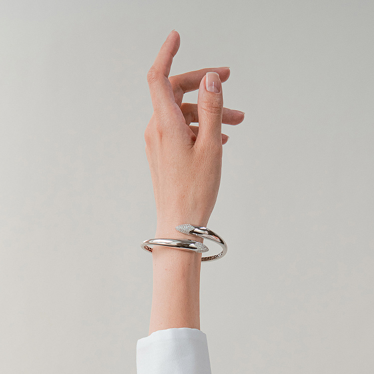 Жесткий браслет "Rosemarie" в белом золоте (фианиты) б05605 от ювелирного магазина Оникс - 2