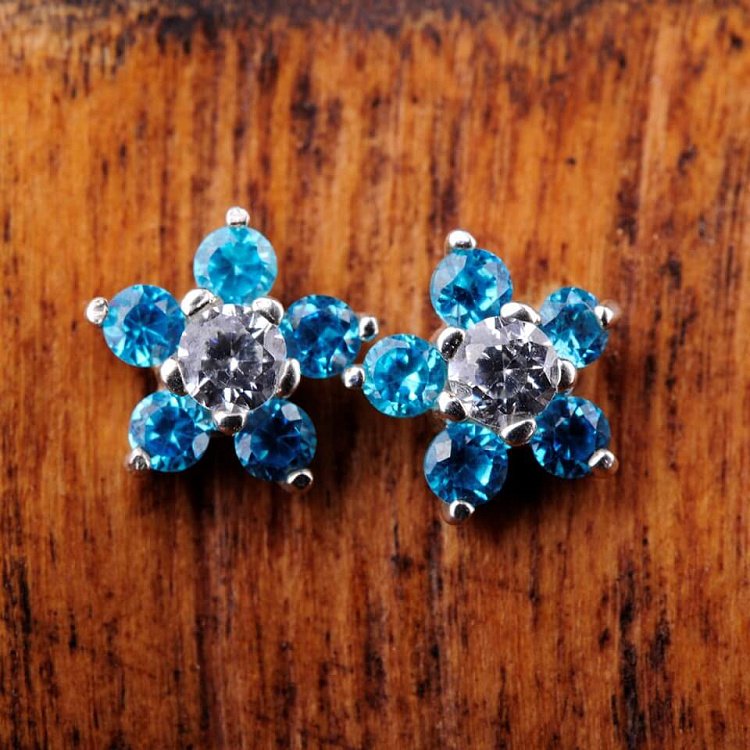 Серебряные серьги-пусеты "Цветочки" (фианиты) 12667г от ювелирного магазина Оникс - 2