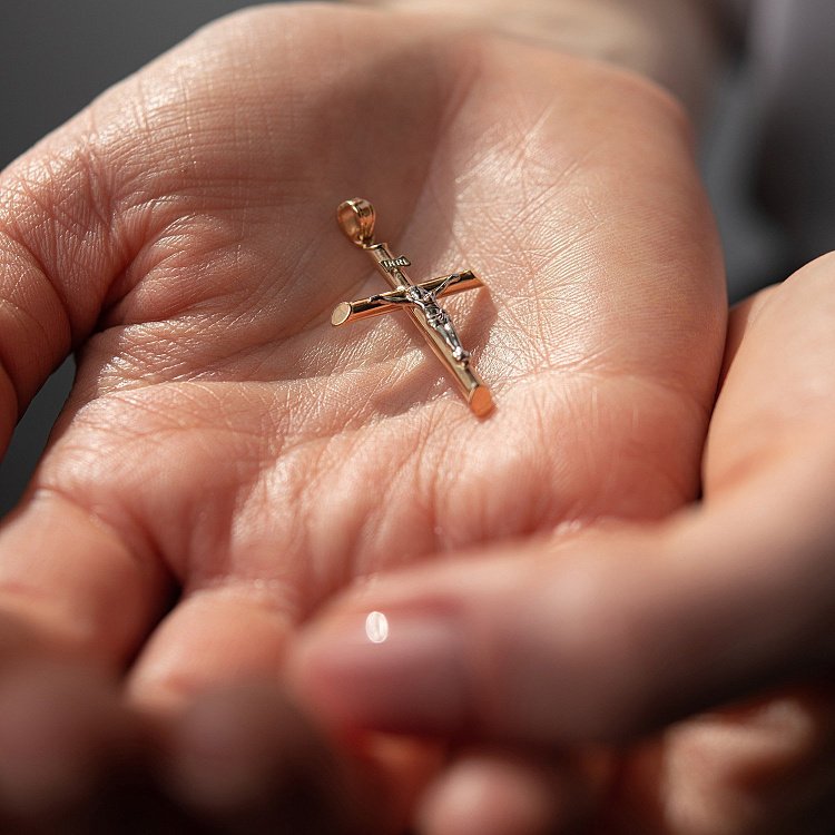 Золотой крестик с распятием п02942 от ювелирного магазина Оникс - 1