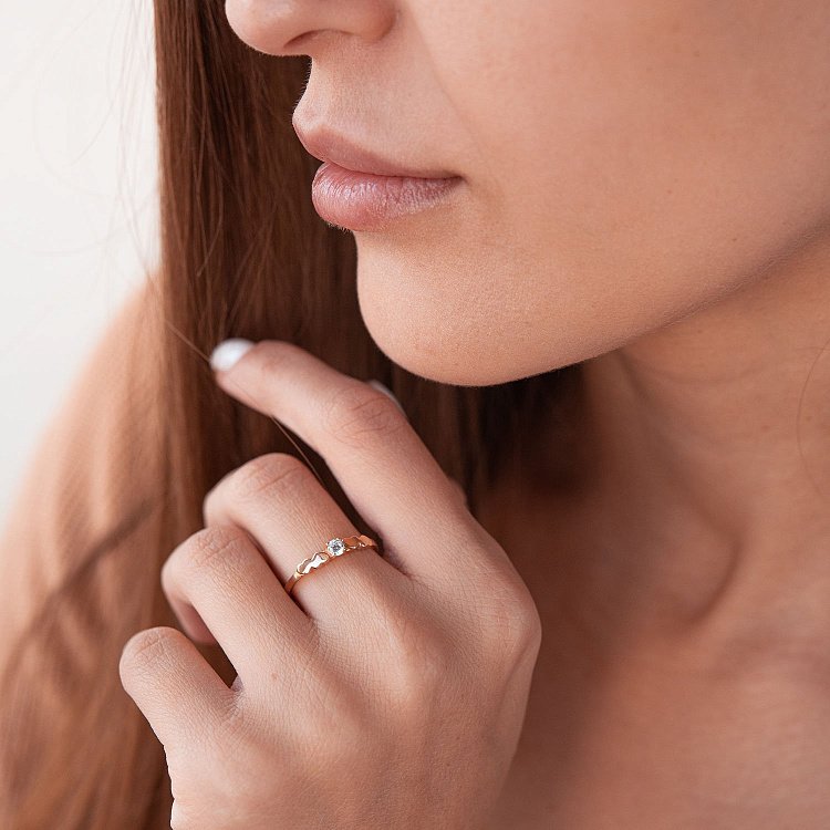 Золотое кольцо "Сердца" с фианитом к04993 от ювелирного магазина Оникс - 1