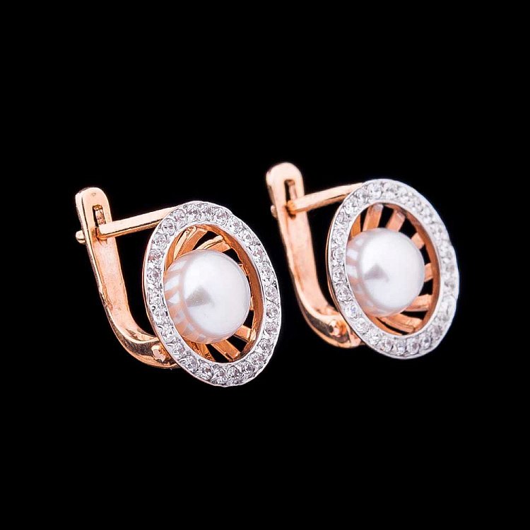 Золотые серьги с культ. пресн. жемчугом и фианитами с00568 Золотые серьги с культ. пресн. жемчугом и фианитами с00568 от ювелирного магазина Оникс