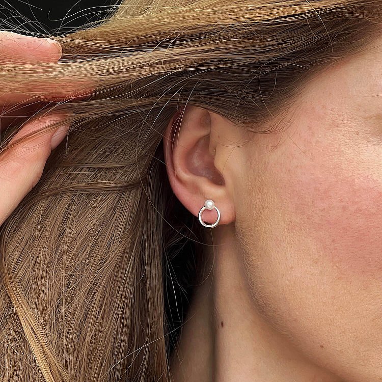 Серебряные серьги-пусеты "Круговорот" с жемчугом 123277 от ювелирного магазина Оникс - 1