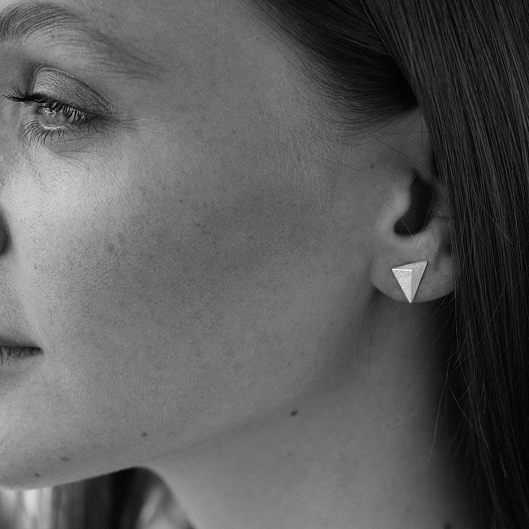 Серьги - пусеты "Пирамида" в серебре 123266 от ювелирного магазина Оникс - 4