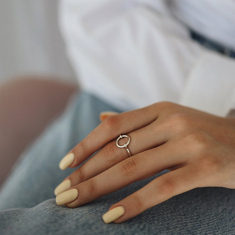 Срібна каблучка "Коло" 112280 від ювелірного магазину Онікс - 1