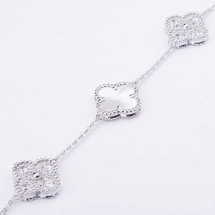 Серебряный браслет "Клевер" с перламутром и фианитами 14985 от ювелирного магазина Оникс