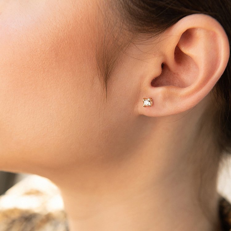 Золоті сережки - пусети "Сердечки" з фіанітами с08461 від ювелірного магазину Онікс - 3