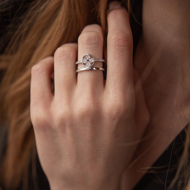 Каблучка "Конюшина" в білому золоті (фіаніти) к07442 від ювелірного магазину Онікс - 3