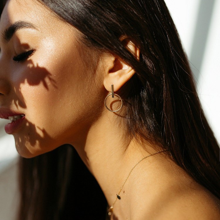 Золоті сережки - пусети "Впевненість" с06695 від ювелірного магазину Онікс - 1