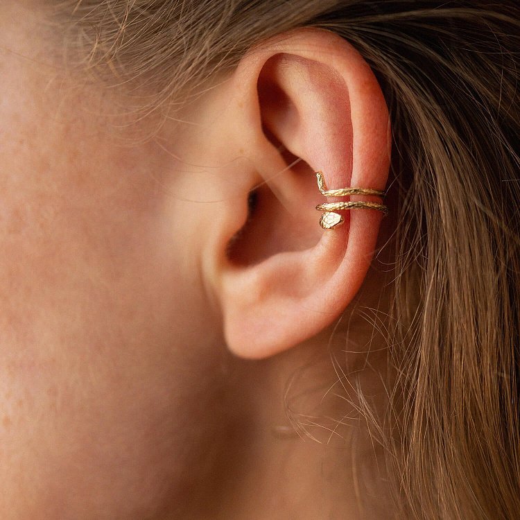 Серьга - каффа "Змея" в желтом золоте с08494 от ювелирного магазина Оникс