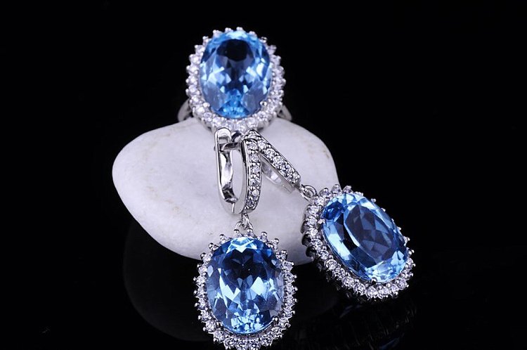 Жіночі сережки з блакитним топазом (фіаніти) 121329 від ювелірного магазину Онікс - 1