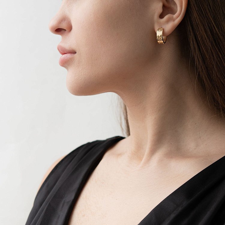 Сережки - кільця "Love" в жовтому золоті с04717 від ювелірного магазину Онікс - 1