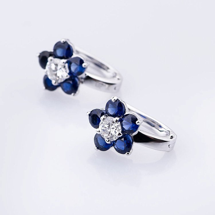 Золотые серьги с бриллиантами и сапфирами е0433б от ювелирного магазина Оникс