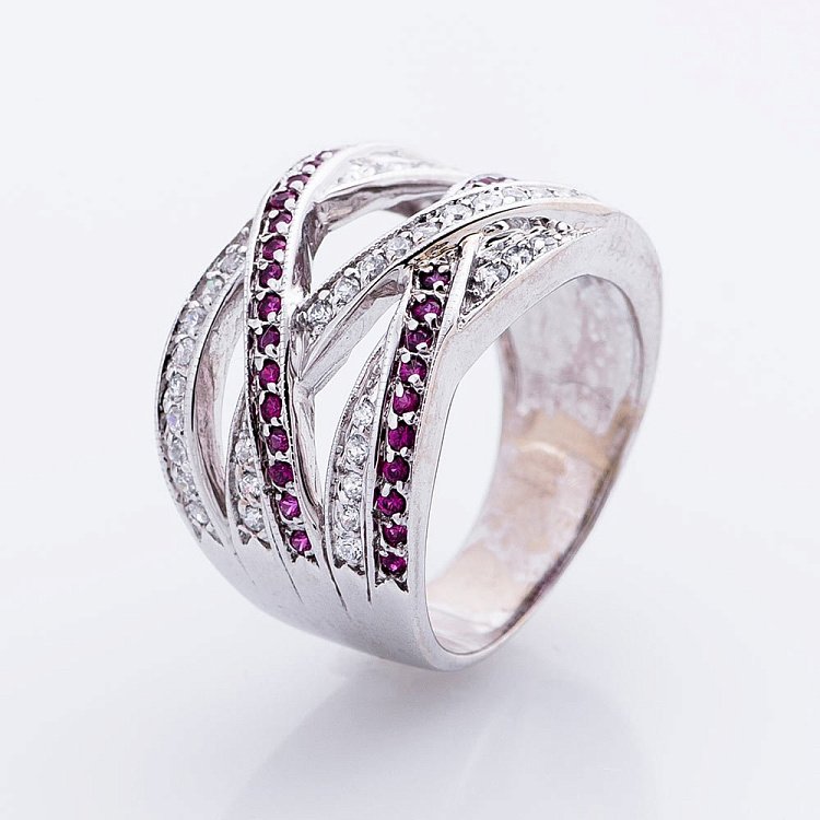 Золотое кольцо с белыми и фиолетовыми фианитами к00001ж от ювелирного магазина Оникс - 1