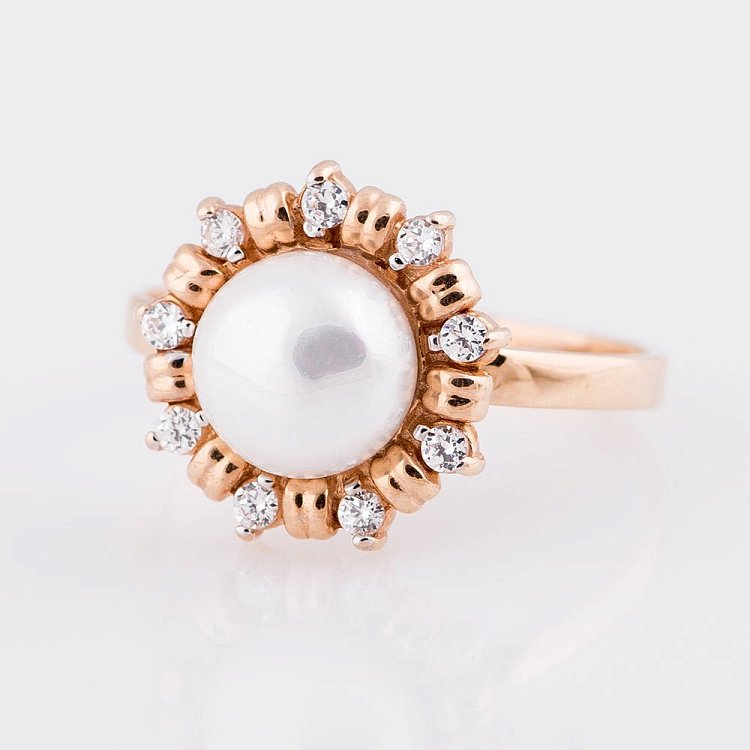 Золота каблучка (культ. прісн. перли, фіаніти) к00027 - 1 Золота каблучка (культ. прісн. перли, фіаніти) к00027 від ювелірного магазину Онікс - 1