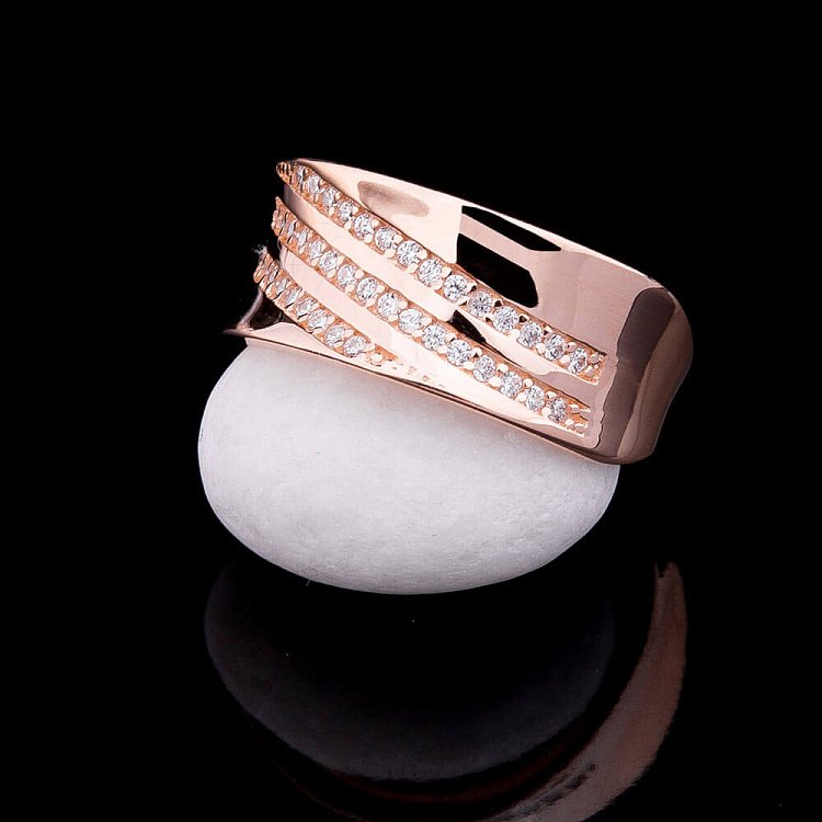 Золотое кольцо с фианитами к03200 от ювелирного магазина Оникс