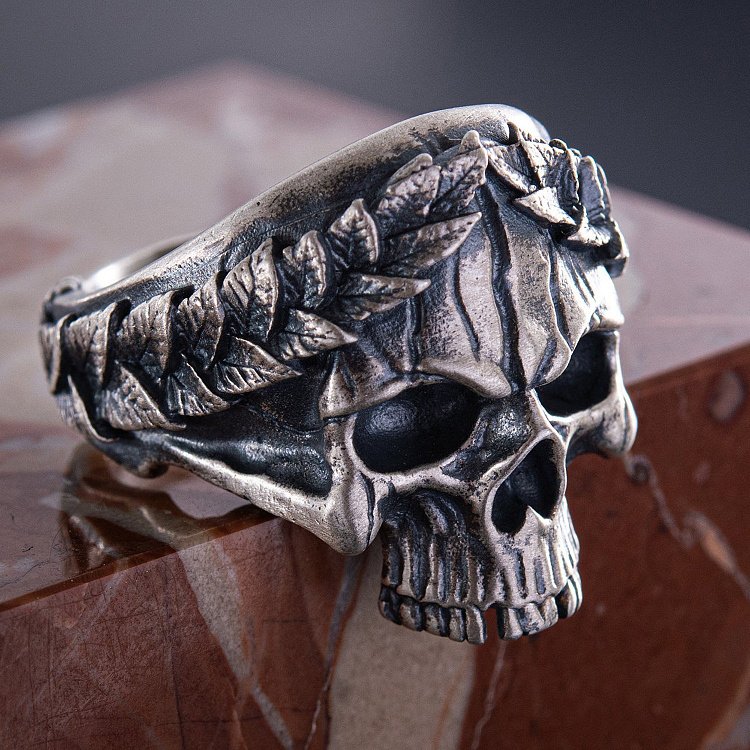 ﻿Мужское серебряное кольцо "Череп с венком" 112717 от ювелирного магазина Оникс - 2