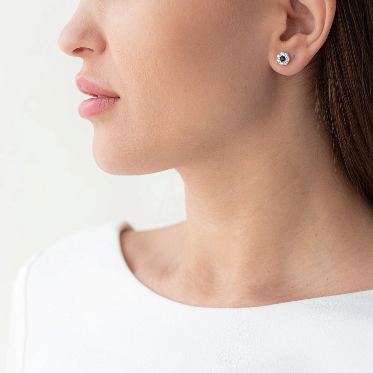 Золоті сережки-пусети з сапфірами і діамантами с192 від ювелірного магазину Онікс - 1