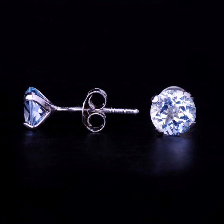 Срібні сережки-пусети "Топаз блакитний", родій (6мм) 121377 від ювелірного магазину Онікс