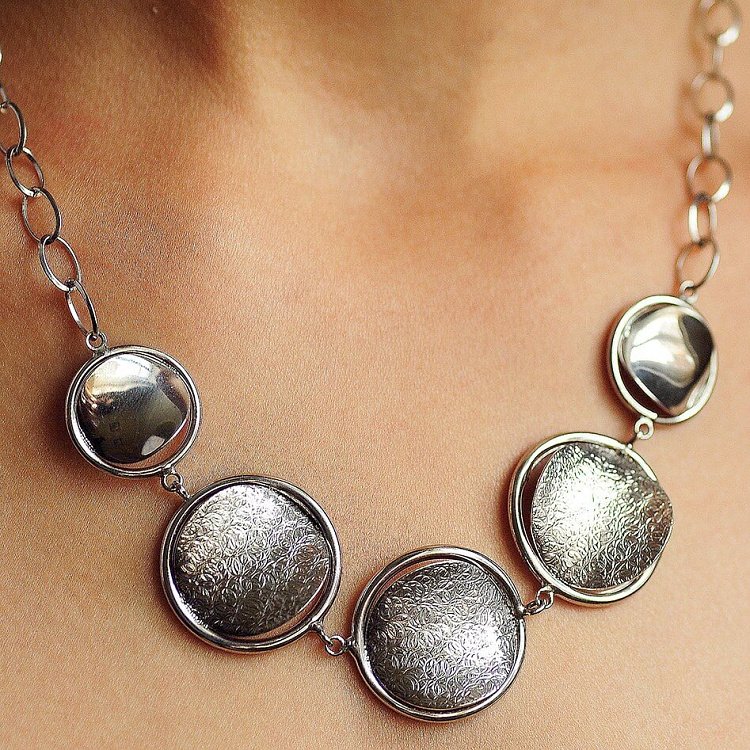 Серебряное женское колье 15065 от ювелирного магазина Оникс