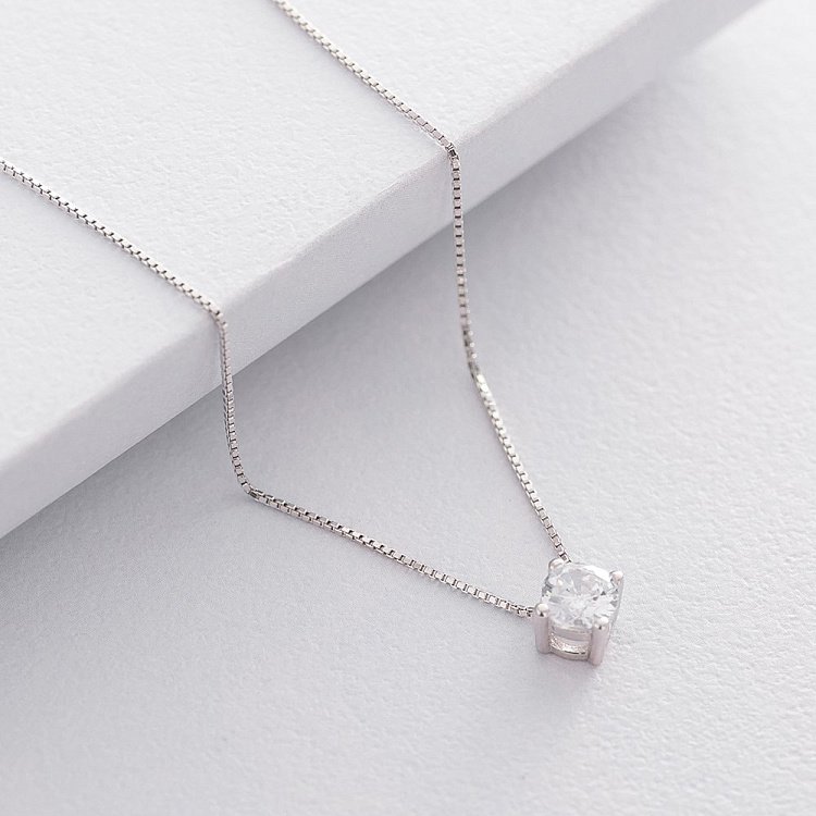 Серебряное колье с фианитом 18748 от ювелирного магазина Оникс