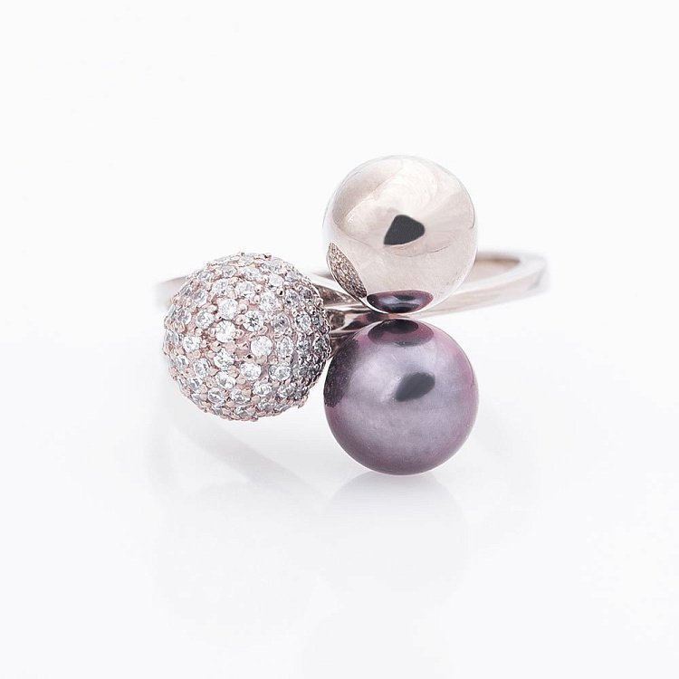 Золотое кольцо "Шары" с культ. пресн. жемчугом и фианитами 02-1242.0.2320 - 2 Золотое кольцо "Шары" с культ. пресн. жемчугом и фианитами 02-1242.0.2320 от ювелирного магазина Оникс - 2