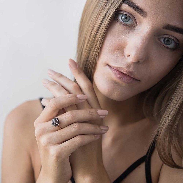 Золота каблучка з піропом (гранатом) к04622 від ювелірного магазину Онікс - 3