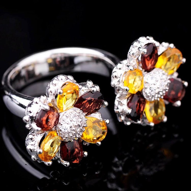 Серебряное кольцо "Цветочки" 11388 от ювелирного магазина Оникс